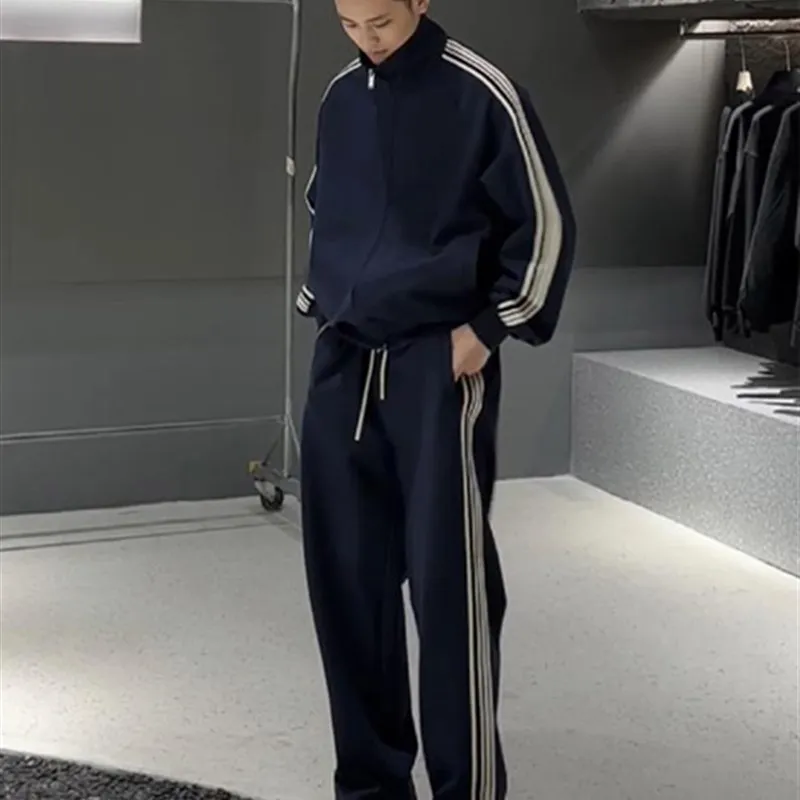 Свободный повседневный спортивный костюм для мужчин и женщин, весенний сезон, корейский модный комплект для пар: худи и брюки с длинными рукавами, молодежный стиль
Свободный повседневный спортивный костюм для мужчин и женщин, весенний сезон, корейский модный комплект для пар: худи и брюки с длинными рукавами, молодежный стиль