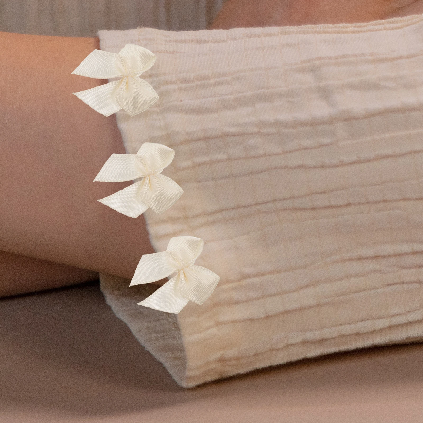 200Pcs Miniature Bows Polyester Decor DIY Adorn Crafts Clothes Accessories Vibrant Color Easy Fix Sewing Glue Kids Party
200Pcs Miniature Bows Polyester Decor DIY Adorn Crafts Clothes Accessories Vibrant Color Easy Fix Sewing Glue Kids Party