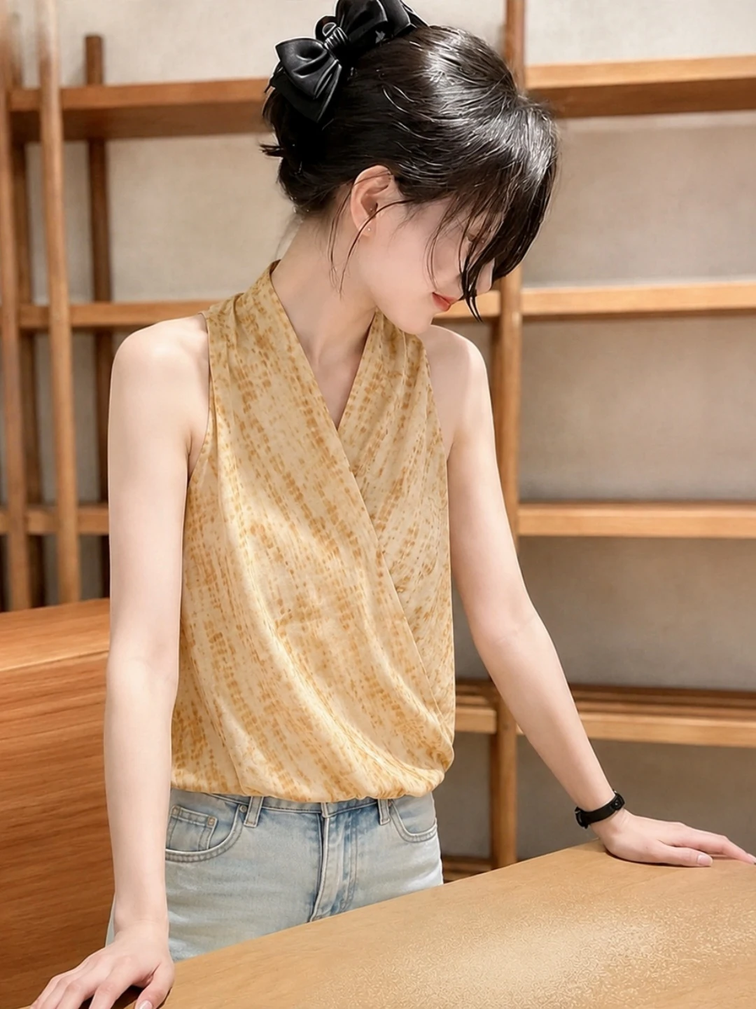 Elegant Neckline Sleeveless Vest Fashionable Summer Casual Style Korean Version Straight Cut V-Neck No Button Closure
Elegant Neckline Sleeveless Vest Fashionable Summer Casual Style Korean Version Straight Cut V-Neck No Button Closure