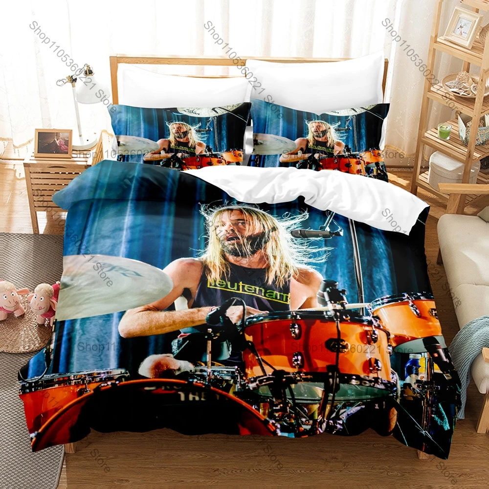 T-Taylor Hawkins Memorial Bedding Set 3Pcs Music Star Pattern Comfortable Bed Linen for Rock Music Fans All Season
T-Taylor Hawkins Memorial Bedding Set 3Pcs Music Star Pattern Comfortable Bed Linen for Rock Music Fans All Season