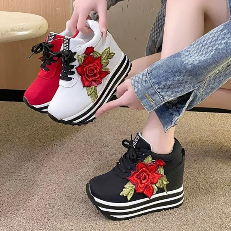 11CM Luxury Women's Sports Shoes High-top Canvas Shoes Sweet Lace-up Shoes for Women Black Flowers Student Pretty Fairy Sneakers
11CM Luxury Women's Sports Shoes High-top Canvas Shoes Sweet Lace-up Shoes for Women Black Flowers Student Pretty Fairy Sneakers