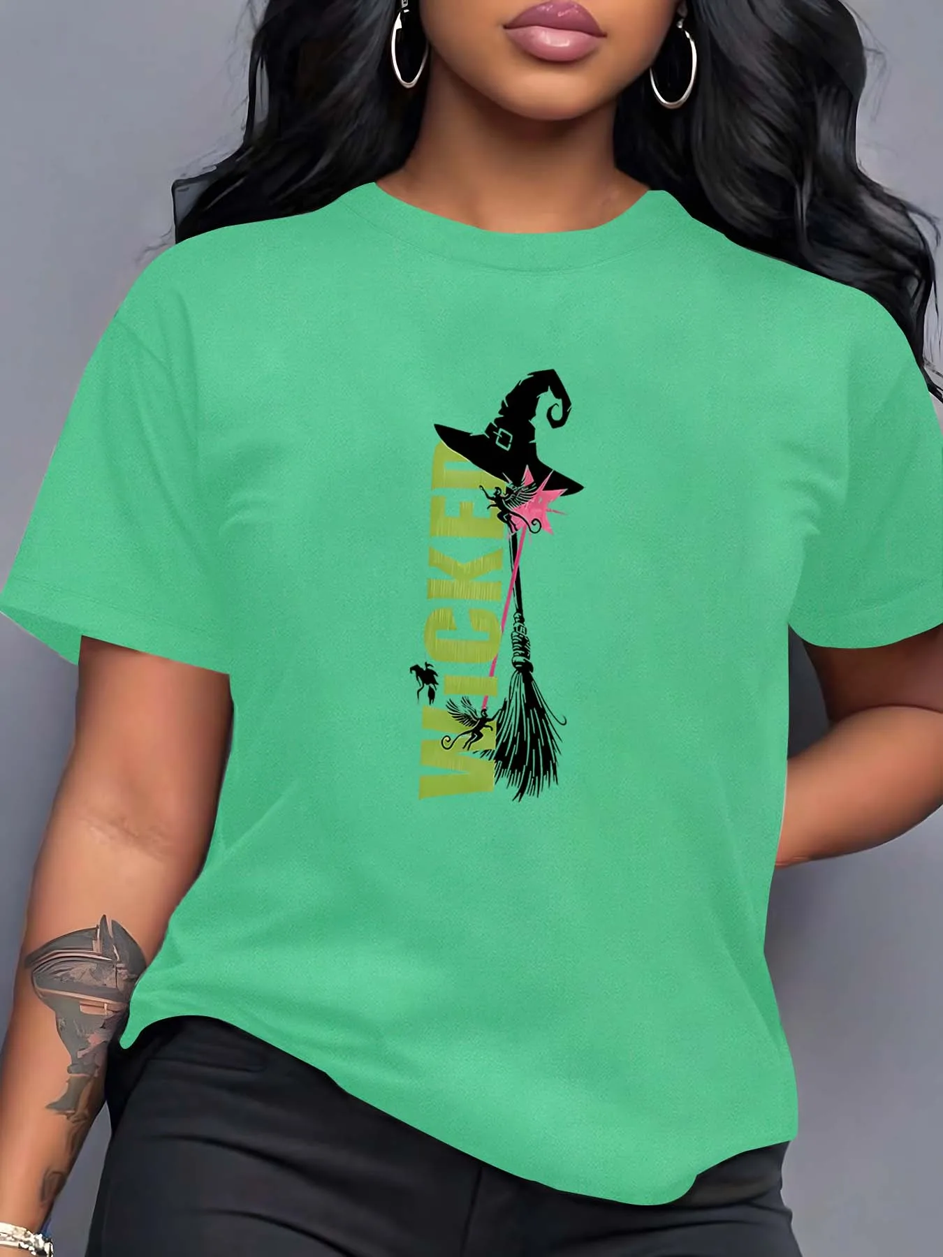 Плюс размер на тему Хэллоуина с очаровательной шляпой ведьмы и дизайном метлы для женщин, которые хочет показать элегантный и модный
Плюс размер на тему Хэллоуина с очаровательной шляпой ведьмы и дизайном метлы для женщин, которые хочет показать элегантный и модный