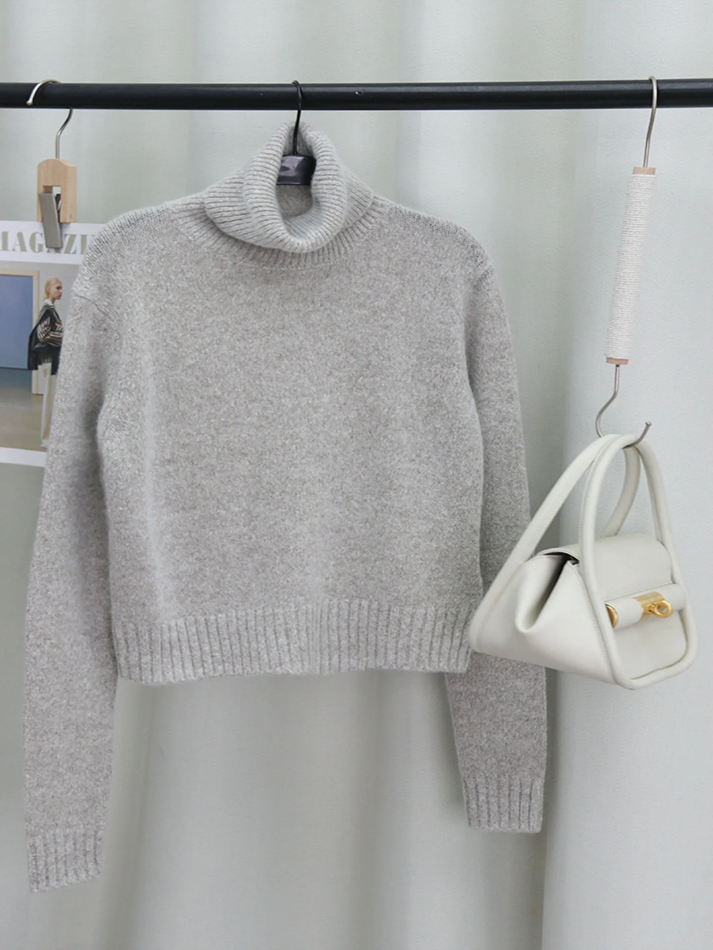 Ultra-Light Warm Cloud Toast High-Neck Knitted Sweater Short Loose Women's Fashion Winter Set with Knitted Pants Wool Blend
Ultra-Light Warm Cloud Toast High-Neck Knitted Sweater Short Loose Women's Fashion Winter Set with Knitted Pants Wool Blend