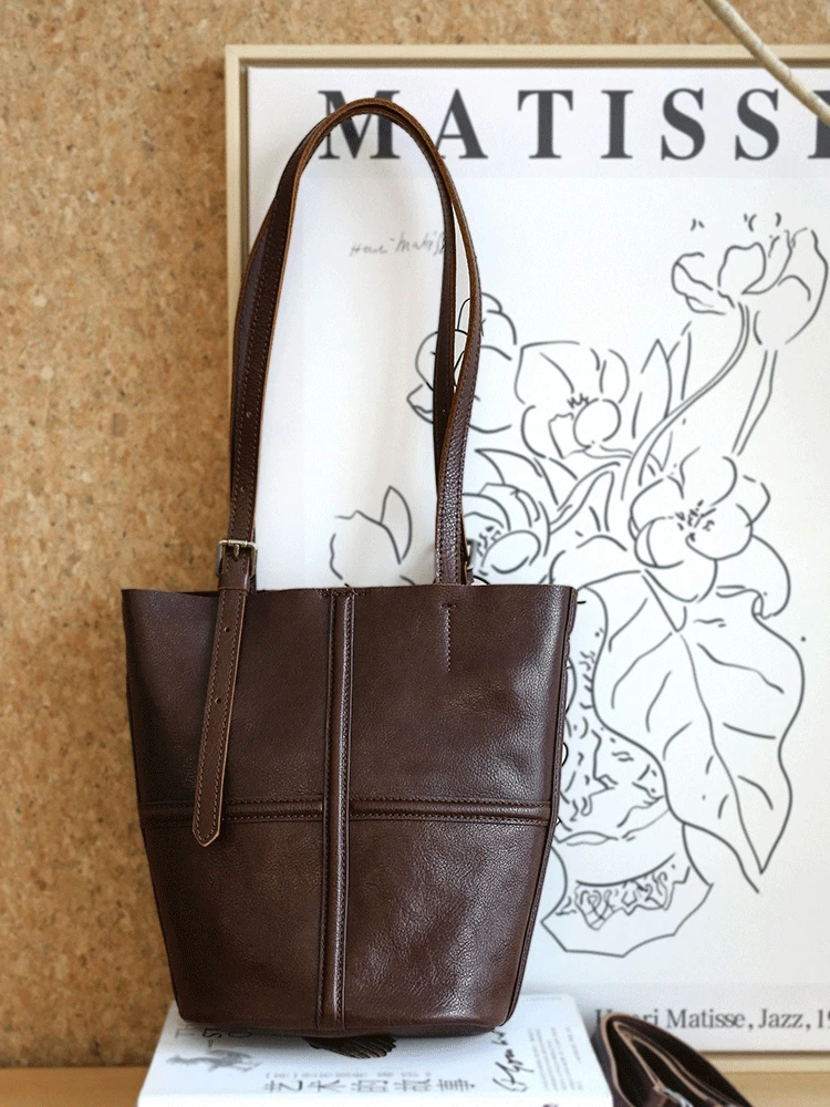 casual designer handmade genuine leather stitching women's tote bag outdoor travel vegetable tanned cowhide ladies shoulder bag
casual designer handmade genuine leather stitching women's tote bag outdoor travel vegetable tanned cowhide ladies shoulder bag