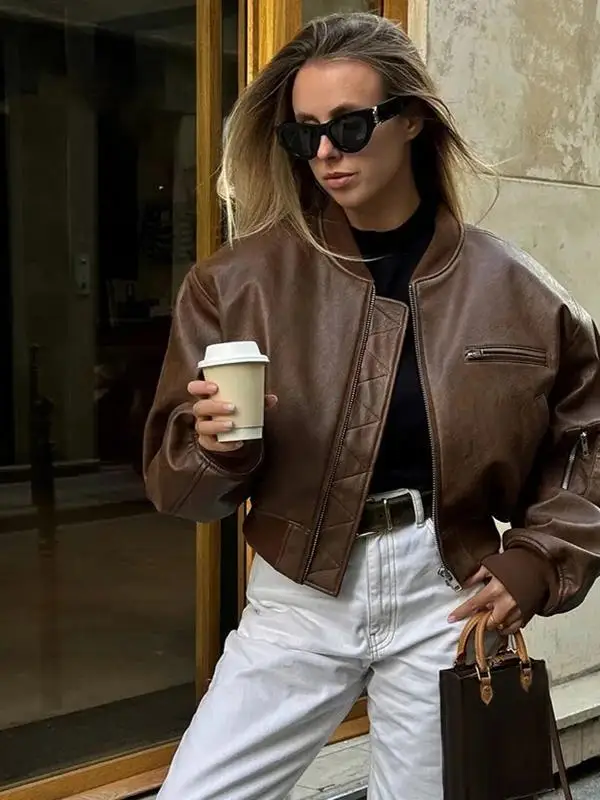 Kendall Brown Baseball Jacket Leather Coat Barn Style Fashionable Streetwear Loose Fit Long Sleeve Zipper Closure Autumn Winter
Kendall Brown Baseball Jacket Leather Coat Barn Style Fashionable Streetwear Loose Fit Long Sleeve Zipper Closure Autumn Winter