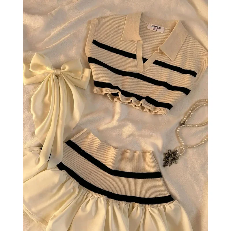 American Sweater Skirt Suit Two Piece Harajuku Women Fashionable V Neck Vest Striped Knitted Stitching Sexy Mini Skirt Short Top
American Sweater Skirt Suit Two Piece Harajuku Women Fashionable V Neck Vest Striped Knitted Stitching Sexy Mini Skirt Short Top