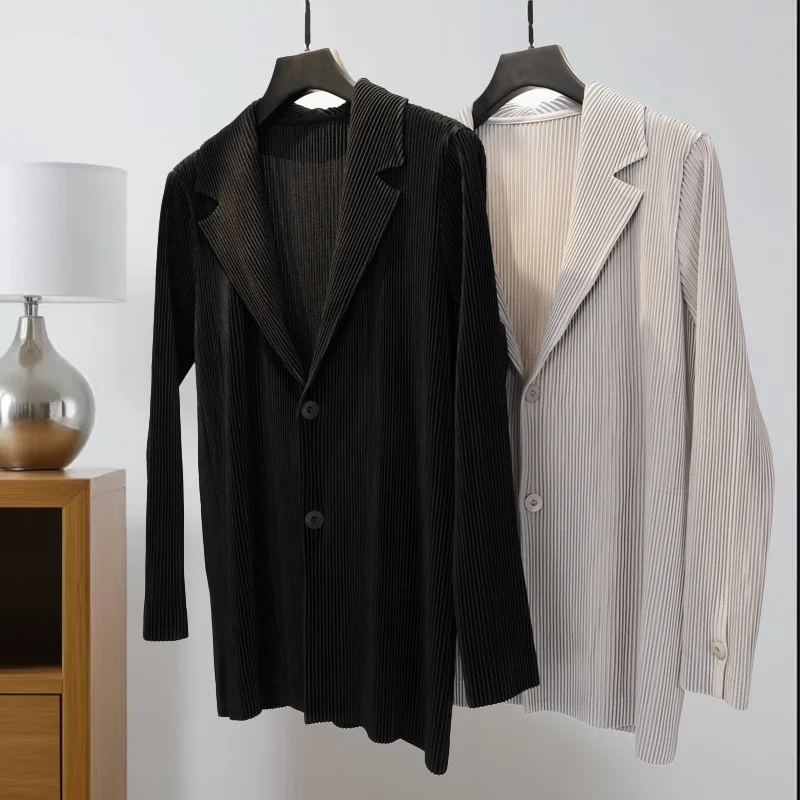 Miyake Pleated Jacket Men's Japanese Long-sleeved Suit Jacket 2025 Spring Lapel Senior Sense Loose Casual Suits Men Clothing
Miyake Pleated Jacket Men's Japanese Long-sleeved Suit Jacket 2025 Spring Lapel Senior Sense Loose Casual Suits Men Clothing