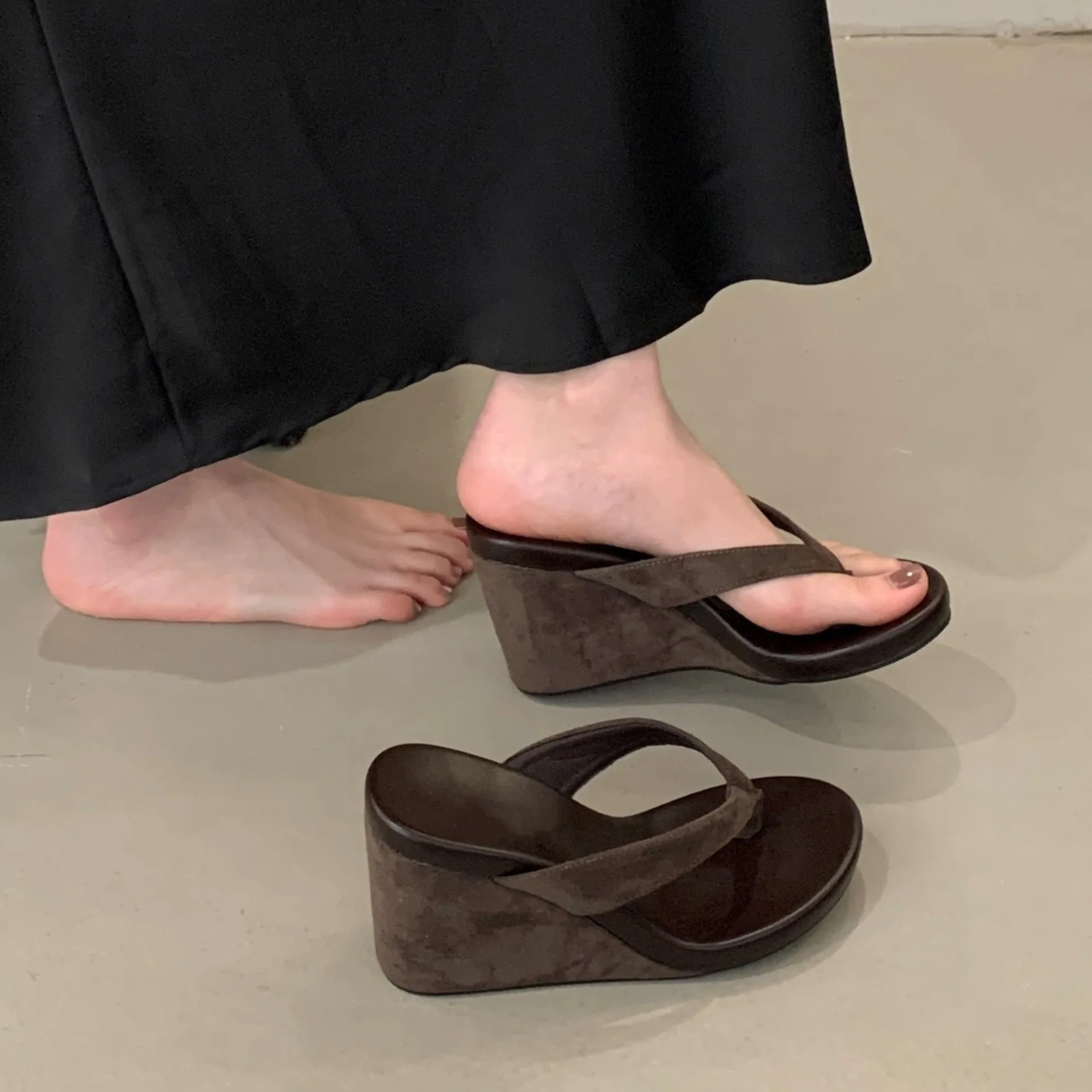 Slippers increase in height, leopard print pinch flip-flops, women wear thick-soled wedges and thick-heeled sandals in summer
Slippers increase in height, leopard print pinch flip-flops, women wear thick-soled wedges and thick-heeled sandals in summer
