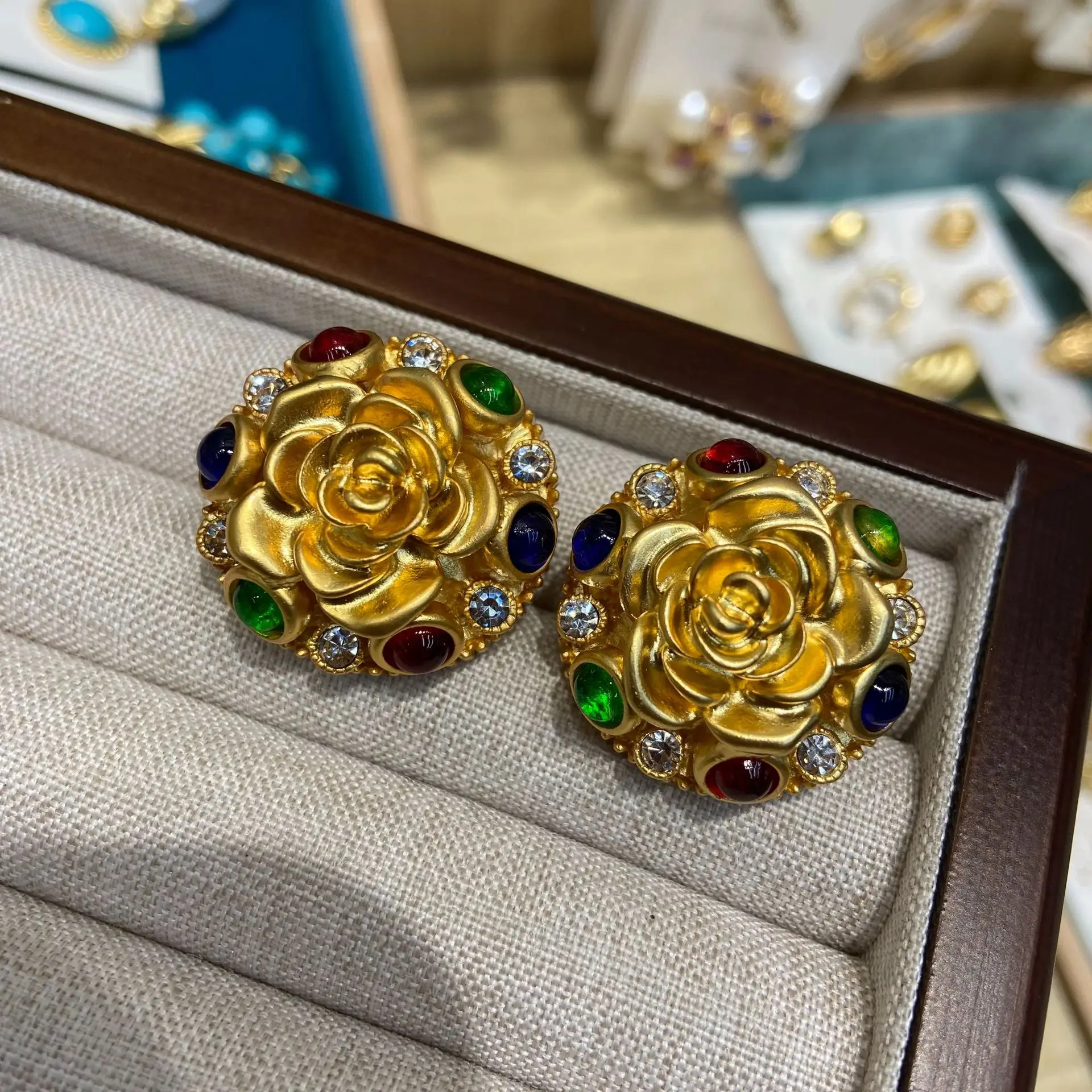 Винтажные серьги-клипсы с тиснением и цветком, женские серьги в стиле ретро, золотые 3D розы, аксессуары для ушей, женские украшения, подарки для банкета
Винтажные серьги-клипсы с тиснением и цветком, женские серьги в стиле ретро, золотые 3D розы, аксессуары для ушей, женские украшения, подарки для банкета