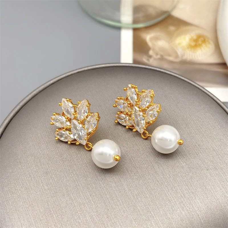 European And American Retro Maple Leaf Shape Inlaid Crystal Pearl Earrings For Women Wedding Elegant Fashion Delicate Earrings
European And American Retro Maple Leaf Shape Inlaid Crystal Pearl Earrings For Women Wedding Elegant Fashion Delicate Earrings
