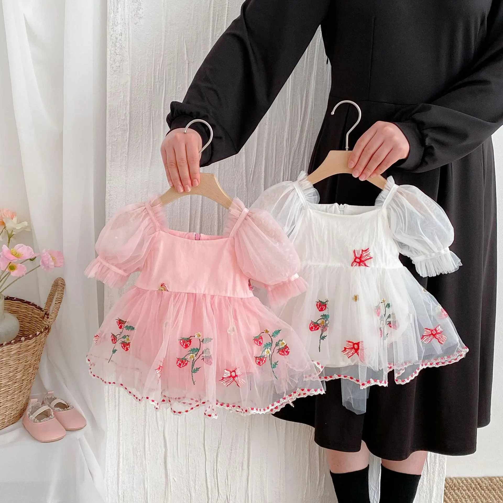 Summer Bubble Sleeve Rompers Baby Girl Embroidered Bow Mesh Princess Dress Outerwear 2025 Summer New
Summer Bubble Sleeve Rompers Baby Girl Embroidered Bow Mesh Princess Dress Outerwear 2025 Summer New