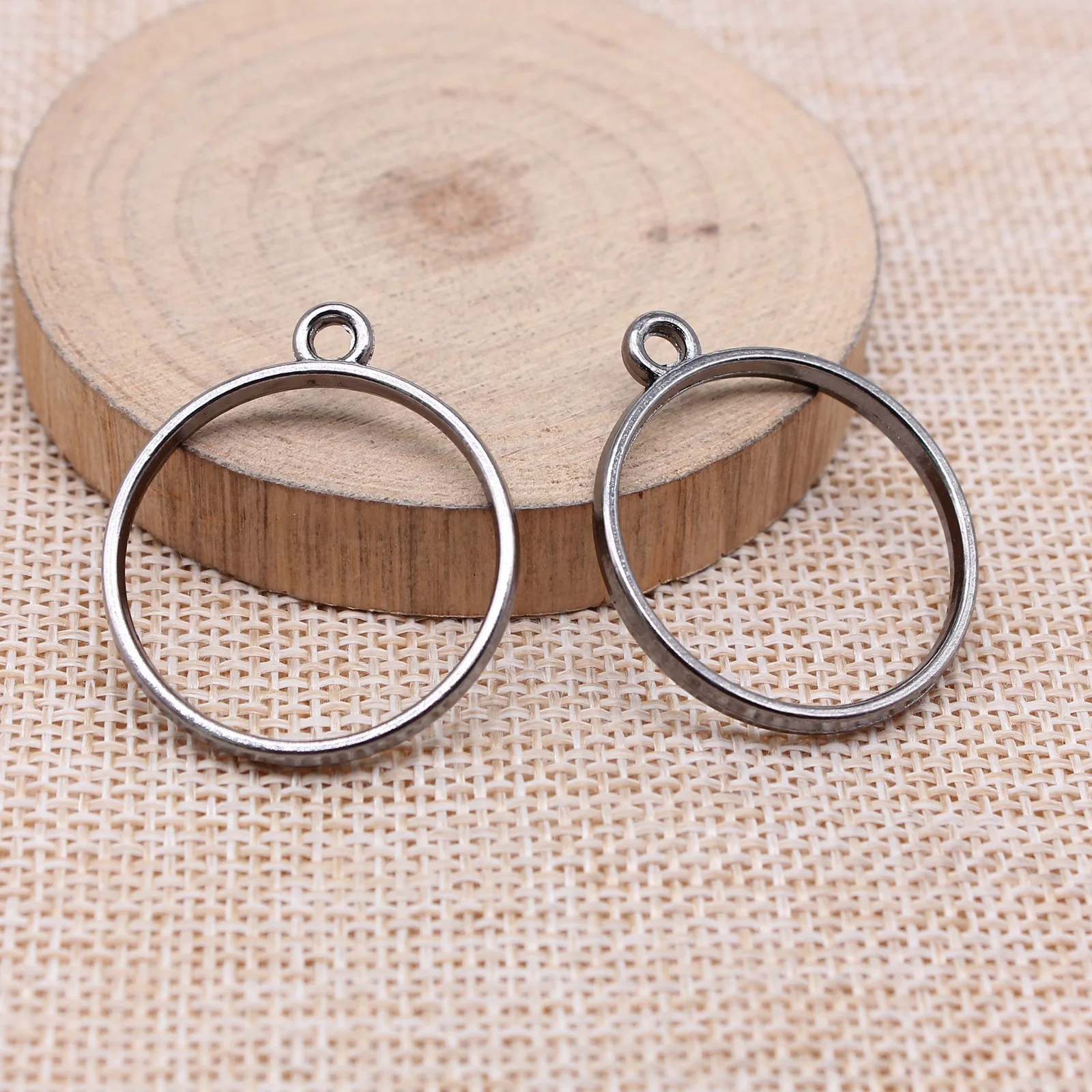 20pcs 33x28mm(1.3x1.1inch) 2 Colors Antique Copper Color Gun Black Color Ring Border Charms Pendants Jewelry Making Accessories
20pcs 33x28mm(1.3x1.1inch) 2 Colors Antique Copper Color Gun Black Color Ring Border Charms Pendants Jewelry Making Accessories