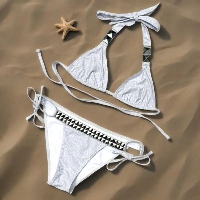 Лето 2025 г., приморский стиль, горячая девушка, пляжный стиль, мода Y2K, горячий бриллиант, сексуальное треугольное бикини, комплект из двух предметов
Лето 2025 г., приморский стиль, горячая девушка, пляжный стиль, мода Y2K, горячий бриллиант, сексуальное треугольное бикини, комплект из двух предметов