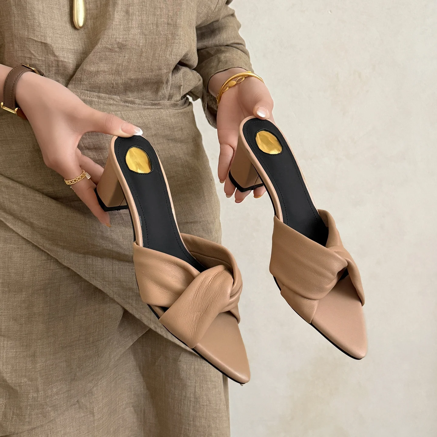 Womens Summer Sandals Lady Mules Basic Style Elegant Shoes French Style Trendy Slippers Genuine Leather Women Pumps
Womens Summer Sandals Lady Mules Basic Style Elegant Shoes French Style Trendy Slippers Genuine Leather Women Pumps