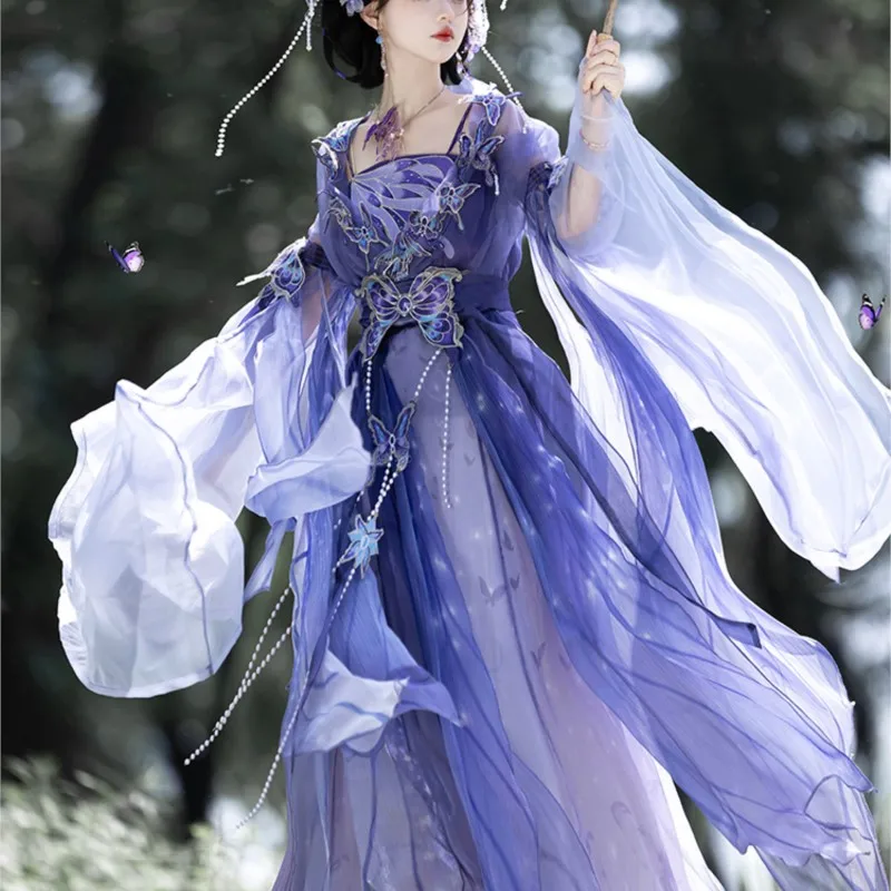 Элегантные и модные женщины Hanfu носят рубашки с большими рукавами и тяжелой вышивкой.
Элегантные и модные женщины Hanfu носят рубашки с большими рукавами и тяжелой вышивкой.