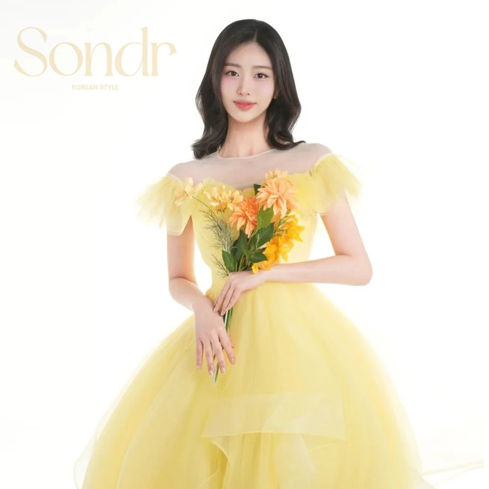 Sondr Fairy Yellow Korea A-line Wedding Party Dresses Off the Shoulder Bridal Gown Illusion O Neck Custom Made 이브닝 파티 드레
Sondr Fairy Yellow Korea A-line Wedding Party Dresses Off the Shoulder Bridal Gown Illusion O Neck Custom Made 이브닝 파티 드레
