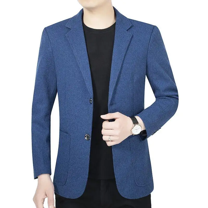 Men's woolen suit spring and autumn jacket is fashionable, cool and versatile. It is a solid-color checkered flat lapel short to
Men's woolen suit spring and autumn jacket is fashionable, cool and versatile. It is a solid-color checkered flat lapel short to