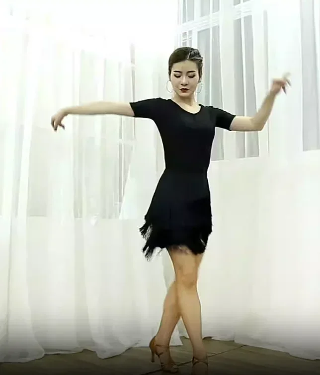 Короткая юбка для взрослых, одежда для выступлений на сцене, одежда для фитнеса, новая танцевальная одежда, женская юбка с кисточками для латинских танцев
Короткая юбка для взрослых, одежда для выступлений на сцене, одежда для фитнеса, новая танцевальная одежда, женская юбка с кисточками для латинских танцев