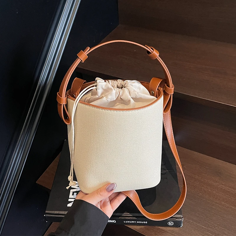 Small Canvas Handbag Simple Clutch Bag Women leisure Versailt Pu Leather Shoulder Crossbody Bag Designer Bucket Tote Sac A Main
Small Canvas Handbag Simple Clutch Bag Women leisure Versailt Pu Leather Shoulder Crossbody Bag Designer Bucket Tote Sac A Main