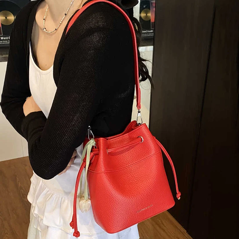 Корейский стиль, сумки-ведра на шнурке для женщин, летняя универсальная дорожная сумка через плечо, простая модная сумка на одно плечо
Корейский стиль, сумки-ведра на шнурке для женщин, летняя универсальная дорожная сумка через плечо, простая модная сумка на одно плечо