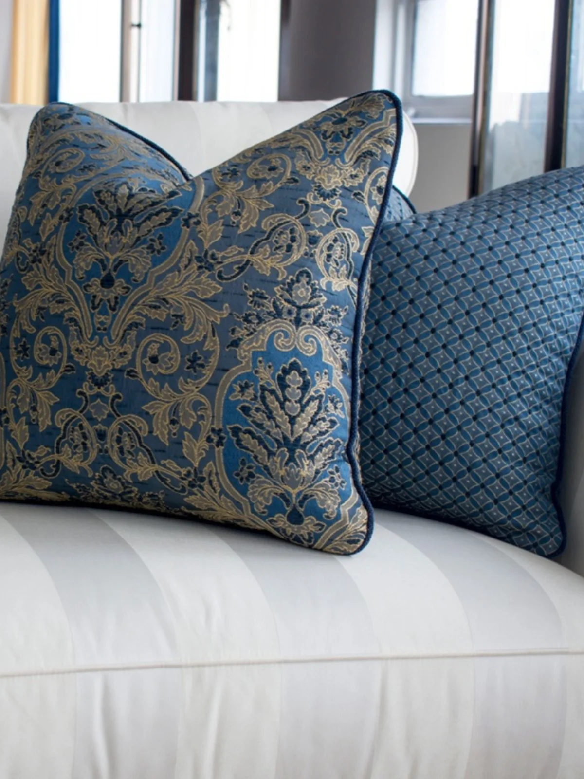 Роскошные дамасские чехлы для диванных подушек в американском стиле, декор для гостиной, синий дамаск с цветочным узором из шенилла, большой размер
Роскошные дамасские чехлы для диванных подушек в американском стиле, декор для гостиной, синий дамаск с цветочным узором из шенилла, большой размер