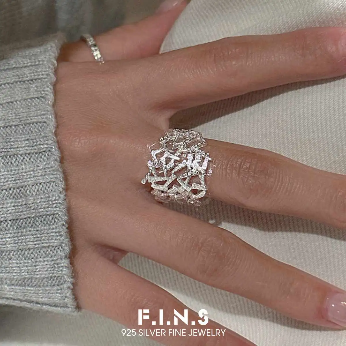 F.I.N.S оригинальные полые кольца из стерлингового серебра S925, текстурированные винтажные нерегулярные открытые широкие кольца с изменяемым размером, модные ювелирные изделия, подарки
F.I.N.S оригинальные полые кольца из стерлингового серебра S925, текстурированные винтажные нерегулярные открытые широкие кольца с изменяемым размером, модные ювелирные изделия, подарки