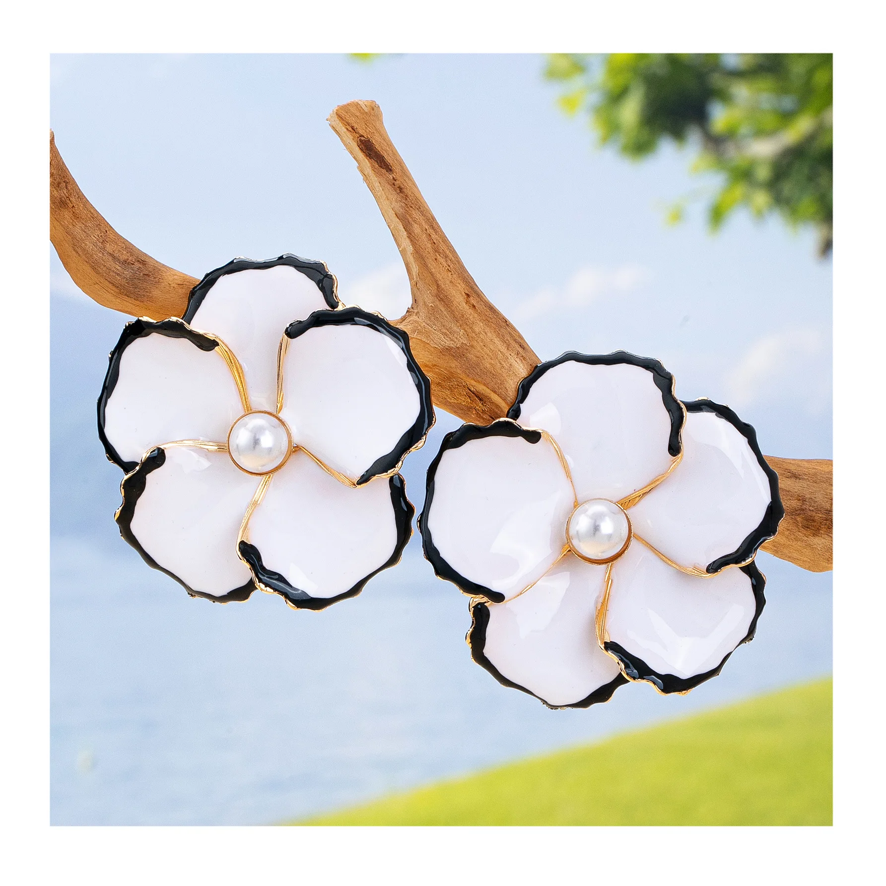 Explosive French Enamel Camellia Stud Earrings Pearl Stamen Light Luxury Earrings Retro Jewelry
Explosive French Enamel Camellia Stud Earrings Pearl Stamen Light Luxury Earrings Retro Jewelry