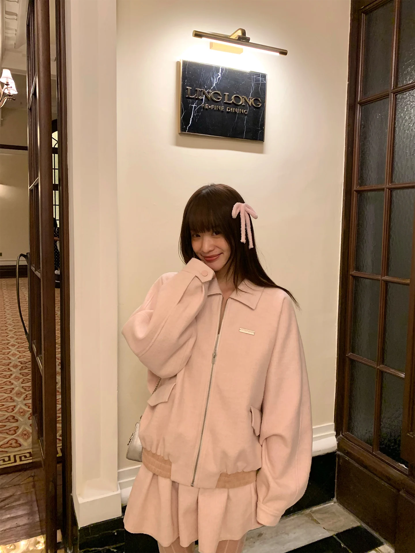 Розовый ретро-костюм для женщин: осенне-зимний комплект из пышной юбки А-силуэта и жакета с отложным воротником, с завышенной талией...
Розовый ретро-костюм для женщин: осенне-зимний комплект из пышной юбки А-силуэта и жакета с отложным воротником, с завышенной талией...