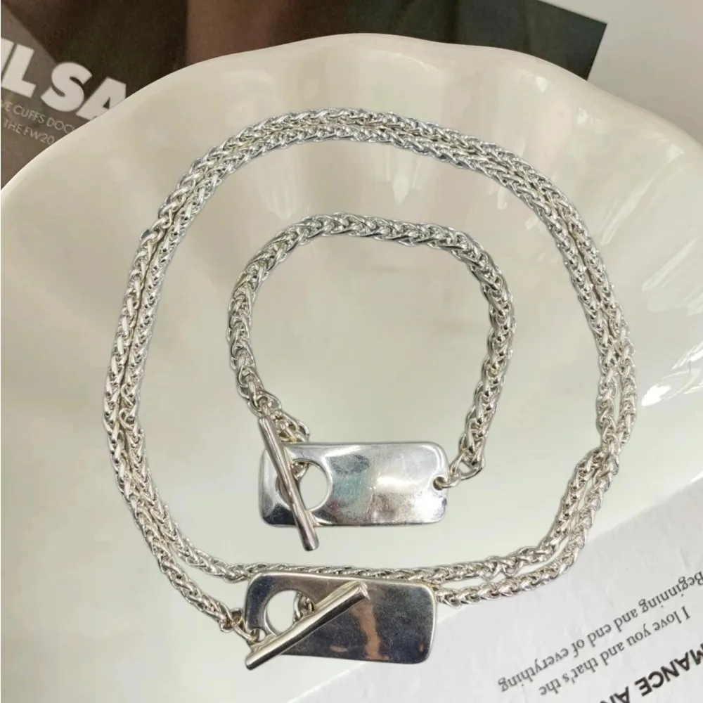 2026 Spain minimalist cool style silver geometric OT buckle bracelet necklace jewelry two-piece set neutral gift
2026 Spain minimalist cool style silver geometric OT buckle bracelet necklace jewelry two-piece set neutral gift