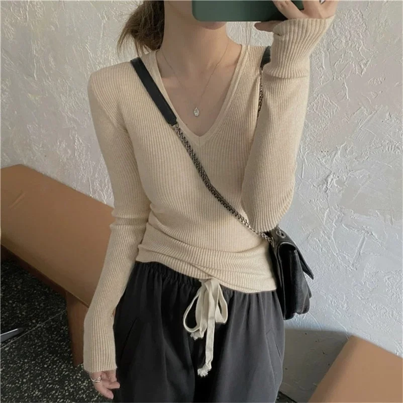Fall Women's Low-Neck Base Shirt Korean Style V-Neck Slim Fit Inner Wear Fashionable Soft Long Sleeve Knitted Top
Fall Women's Low-Neck Base Shirt Korean Style V-Neck Slim Fit Inner Wear Fashionable Soft Long Sleeve Knitted Top