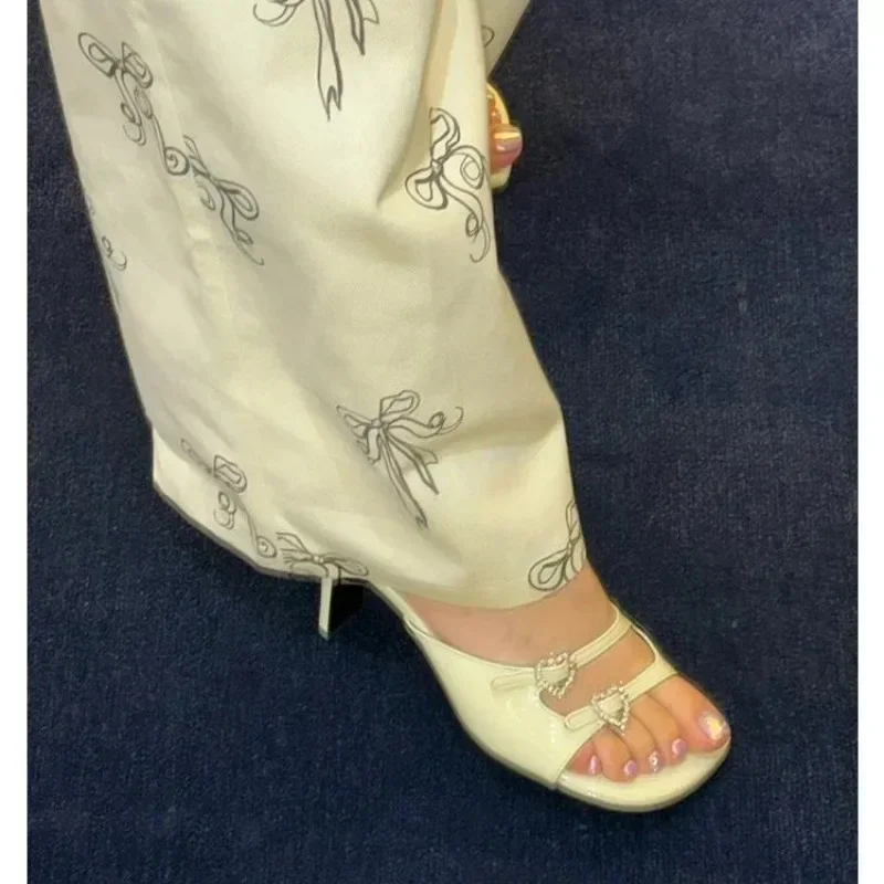 Женские летние новые французские сандалии на толстом каблуке с квадратной головкой и стразами, на высоком каблуке в форме сердца, на одном ремешке, на резиновой подошве из искусственной кожи
Женские летние новые французские сандалии на толстом каблуке с квадратной головкой и стразами, на высоком каблуке в форме сердца, на одном ремешке, на резиновой подошве из искусственной кожи