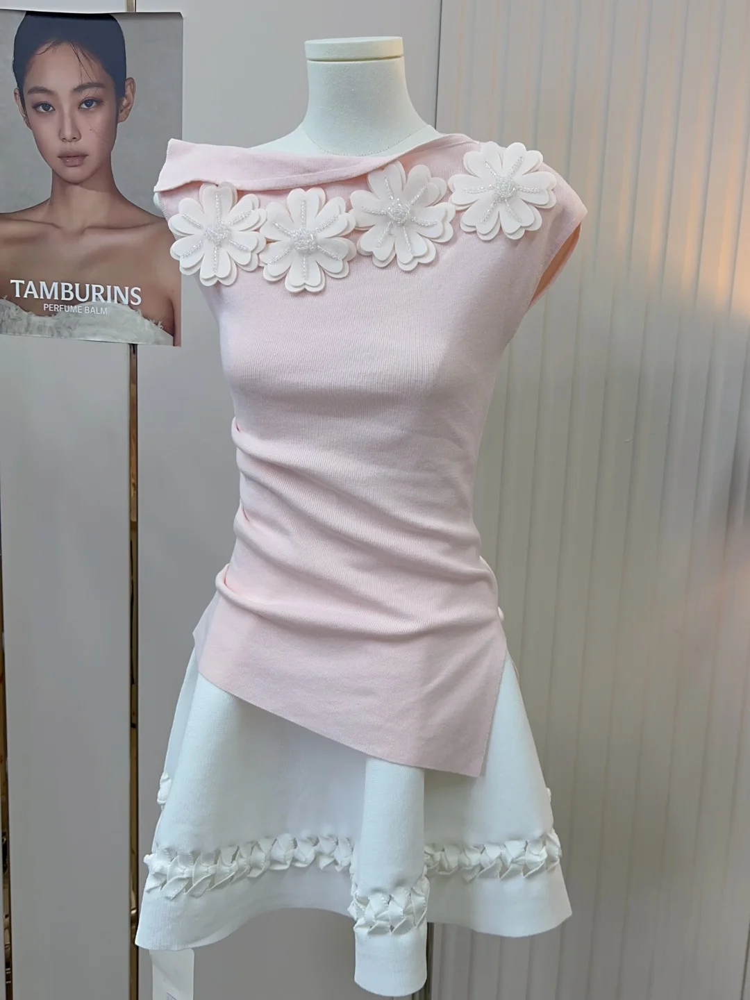 LXYG Pink Knitted Vest Waist-Cinched Shoulder-Off Neck-Line Sleeveless Floral Design Slimming Elegant Style Women's Top
LXYG Pink Knitted Vest Waist-Cinched Shoulder-Off Neck-Line Sleeveless Floral Design Slimming Elegant Style Women's Top