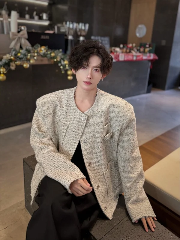 Модная мужская куртка 2025 года, осенняя, из вязаного шерстяного материала, с подплечниками, декором в виде роз, приталенного кроя, с длинными рукавами.
Модная мужская куртка 2025 года, осенняя, из вязаного шерстяного материала, с подплечниками, декором в виде роз, приталенного кроя, с длинными рукавами.