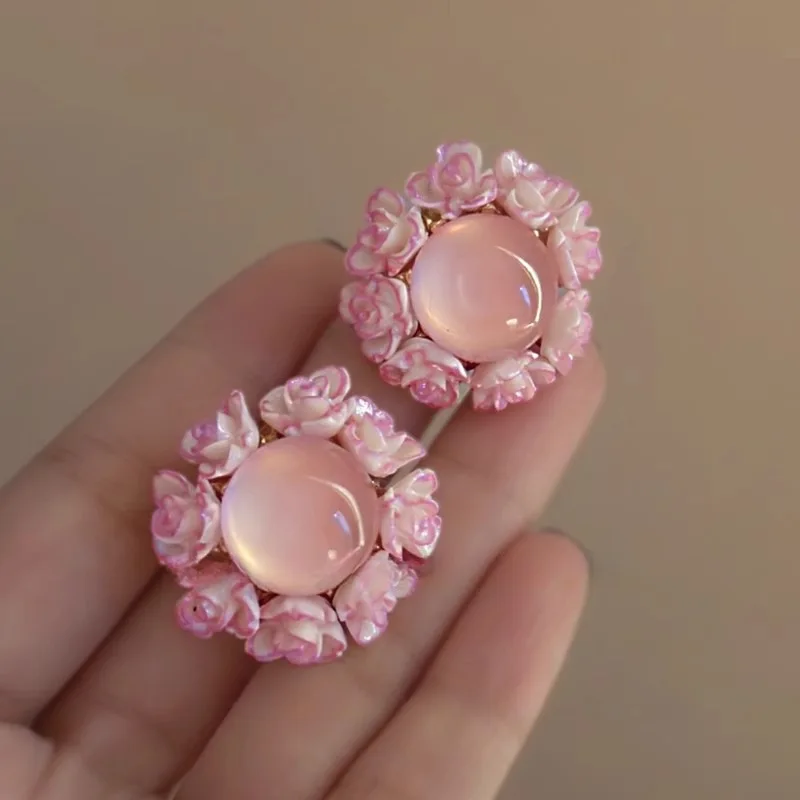 Korean New Fashion Pink Rose Flower Stud Earrings for Women Exquisite Crystal Sweet Romantic Flower Earrings Party Jewelry Gifts
Korean New Fashion Pink Rose Flower Stud Earrings for Women Exquisite Crystal Sweet Romantic Flower Earrings Party Jewelry Gifts