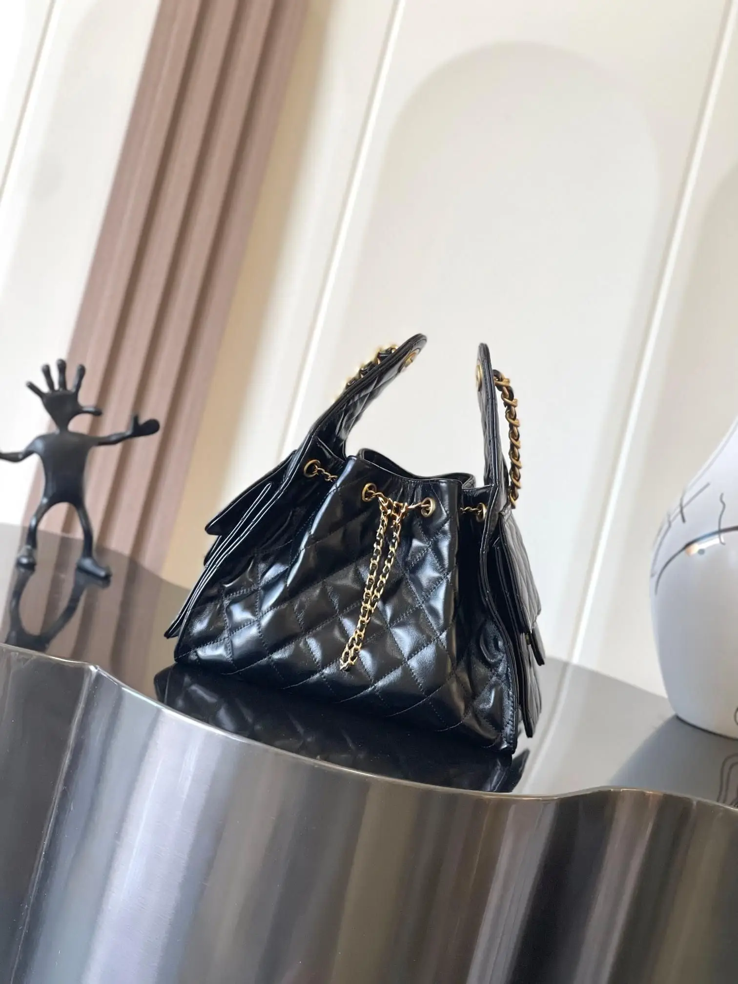 Women's Glossy Ruched Shoulder Bag in Black, Soft Textured, Adding Instant Glamour to Evening Looks
Women's Glossy Ruched Shoulder Bag in Black, Soft Textured, Adding Instant Glamour to Evening Looks