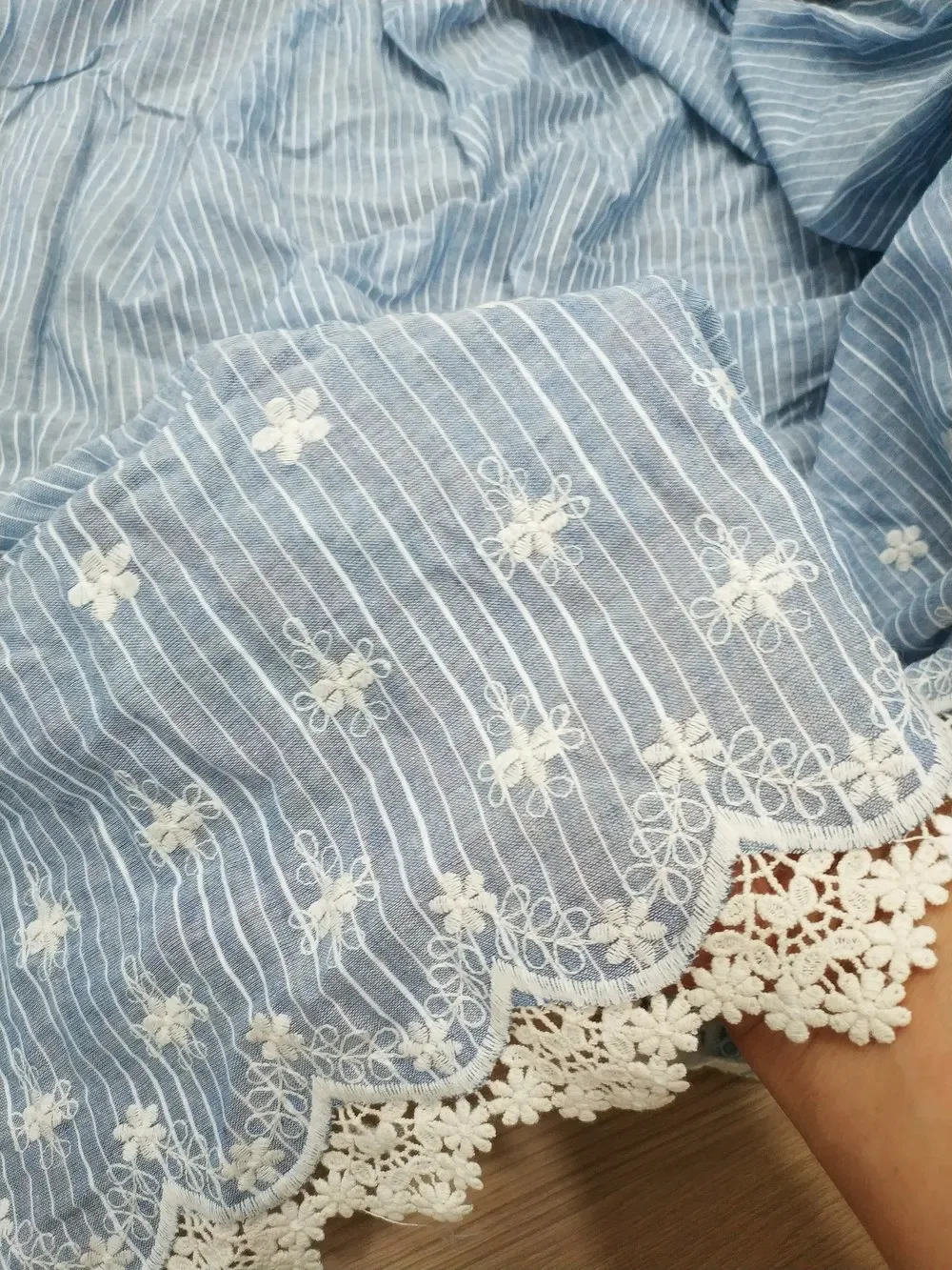 High-quality yarn-dyed striped embroidered floral lace fabric for women's children's clothing fabrics, DIY textile fabrics
High-quality yarn-dyed striped embroidered floral lace fabric for women's children's clothing fabrics, DIY textile fabrics