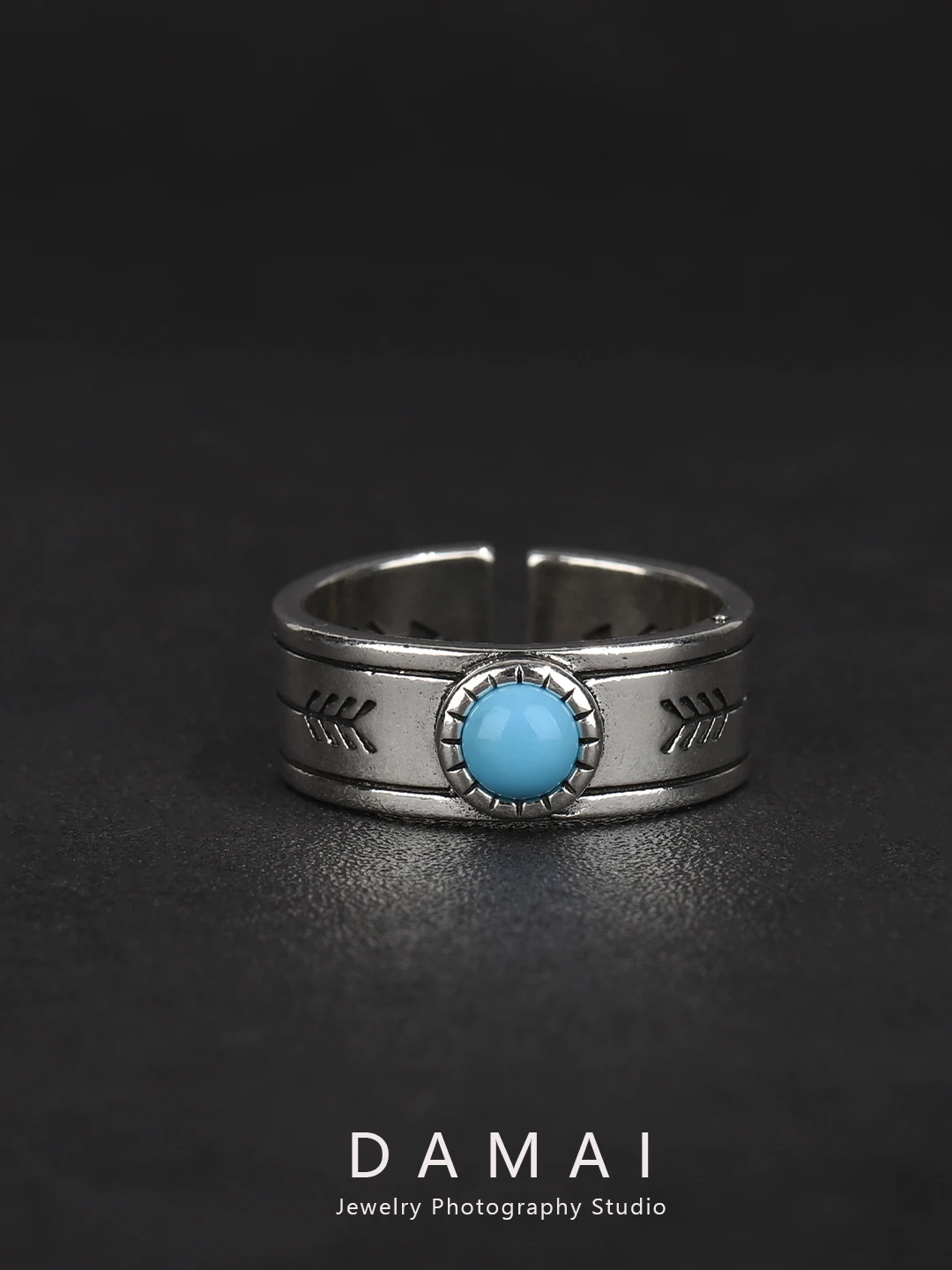 DAMAI Indian Arrowhead Totem Ring Men's Trendy Open Hip Hop Vintage Versatile Turquoise Embedded Finger Ring Fashion Jewelry
DAMAI Indian Arrowhead Totem Ring Men's Trendy Open Hip Hop Vintage Versatile Turquoise Embedded Finger Ring Fashion Jewelry