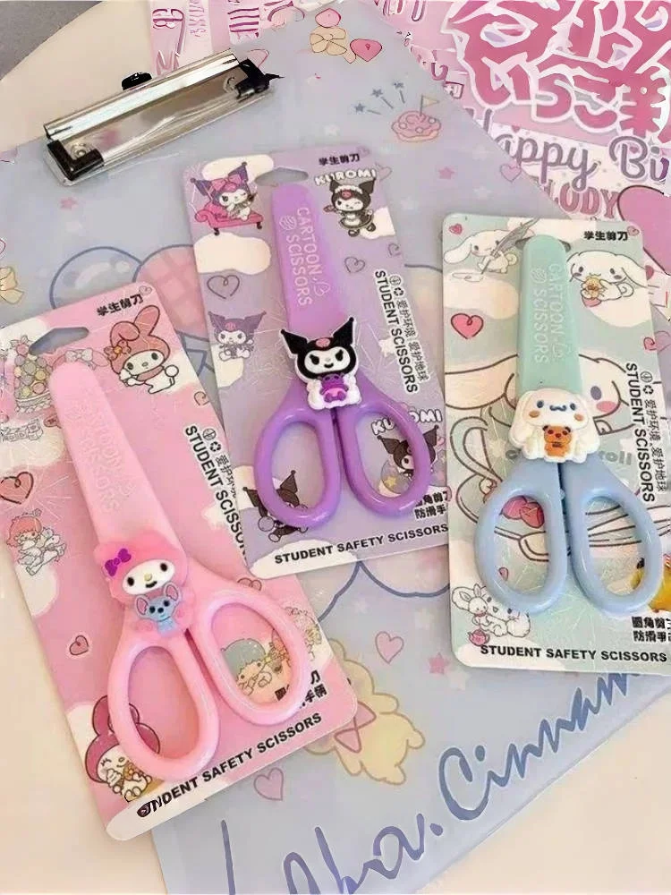 Ножницы для рукоделия Sanrio Kuromi, Melody & Cinnamoroll, 1 шт., с мультяшным дизайном, безопасные, из нержавеющей стали, с силиконовой ручкой, для творчества и офиса
Ножницы для рукоделия Sanrio Kuromi, Melody & Cinnamoroll, 1 шт., с мультяшным дизайном, безопасные, из нержавеющей стали, с силиконовой ручкой, для творчества и офиса
