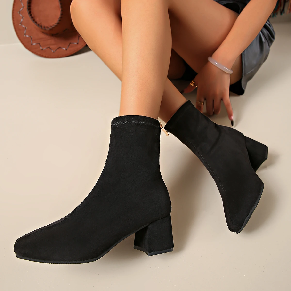 New Autumn/Winter Women Boots Sheep Suade Square Toe Square Heel Mid-Heel Ankle Boots Fringed Zipper Fashion Office Lady Shoes
New Autumn/Winter Women Boots Sheep Suade Square Toe Square Heel Mid-Heel Ankle Boots Fringed Zipper Fashion Office Lady Shoes