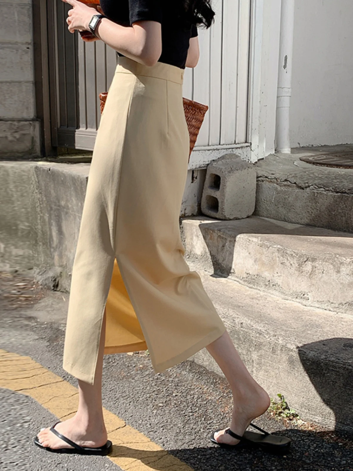 Elegant High-Waisted A-Line Skirt with Side Slit for Women Straight Cut Midi Skirt Zipper Closure Casual Wear Polyester ...
Elegant High-Waisted A-Line Skirt with Side Slit for Women Straight Cut Midi Skirt Zipper Closure Casual Wear Polyester ...