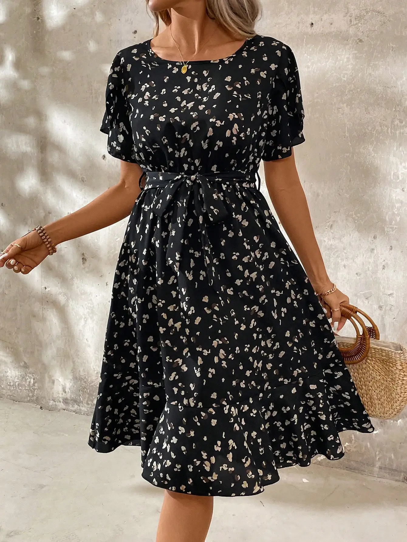 Женское черное платье миди с цветочным принтом, круглым вырезом, короткими пышными рукавами и завязкой на талии
Женское черное платье миди с цветочным принтом, круглым вырезом, короткими пышными рукавами и завязкой на талии