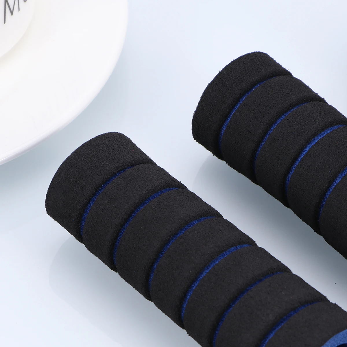 2pcs Handlebar Grips Soft AntiVibration NonSlip Fit Most Bikes Electric Mountain Scooter Tricycle Winter Cycling
2pcs Handlebar Grips Soft AntiVibration NonSlip Fit Most Bikes Electric Mountain Scooter Tricycle Winter Cycling