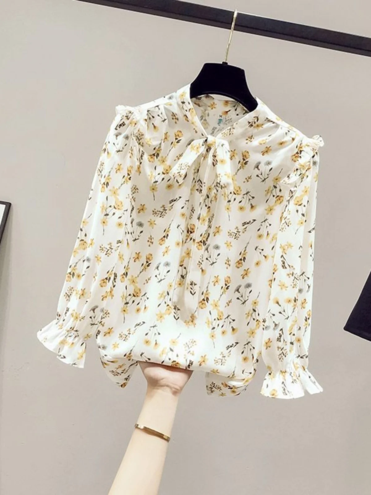 Floral Print Chiffon Shirt Women's Seven Sleeve Top Spring Summer New Style Korean Version V-neck Design Beautiful And Youthful
Floral Print Chiffon Shirt Women's Seven Sleeve Top Spring Summer New Style Korean Version V-neck Design Beautiful And Youthful