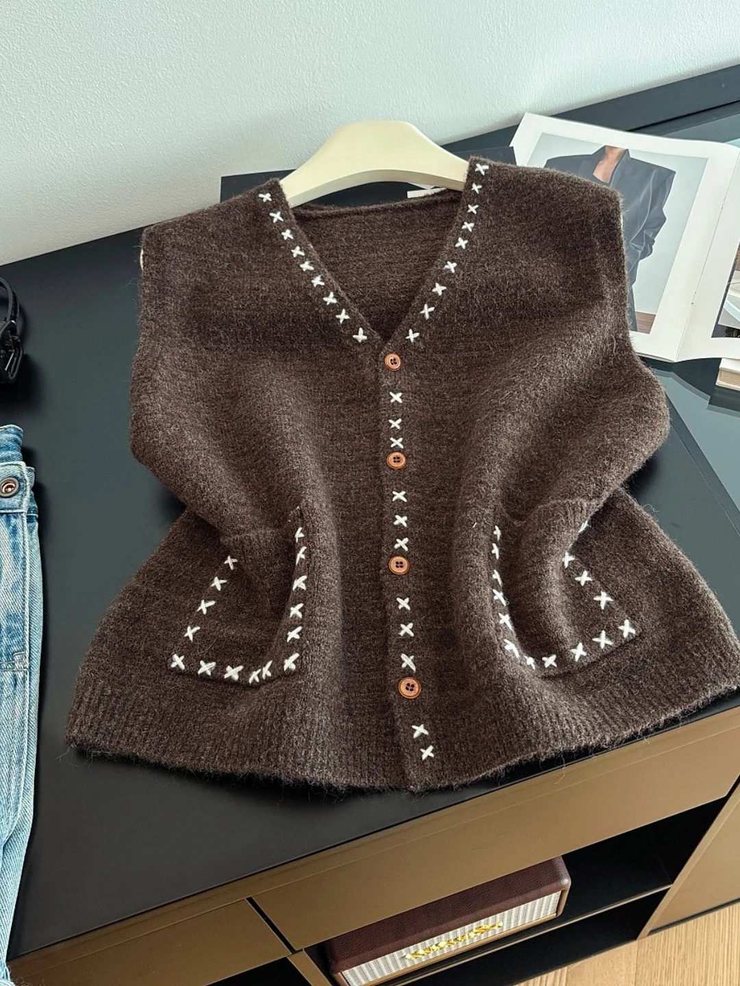 Retro Hong Kong Style Women's Knitted Vest V-Neck Fashionable Layering Top Slimming Autumn Winter New Arrival Polyester Fiber
Retro Hong Kong Style Women's Knitted Vest V-Neck Fashionable Layering Top Slimming Autumn Winter New Arrival Polyester Fiber