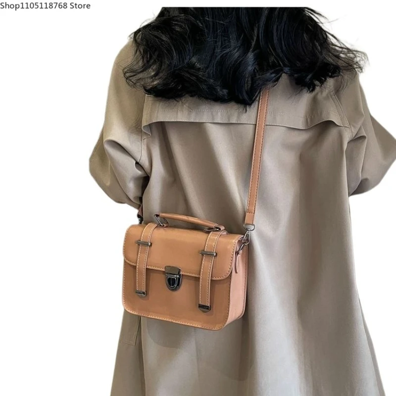 Маленькая квадратная сумка в стиле ретро, студентка, простая сумка через плечо в студенческом стиле, сумка через плечо с металлическим замком и пряжкой
Маленькая квадратная сумка в стиле ретро, студентка, простая сумка через плечо в студенческом стиле, сумка через плечо с металлическим замком и пряжкой