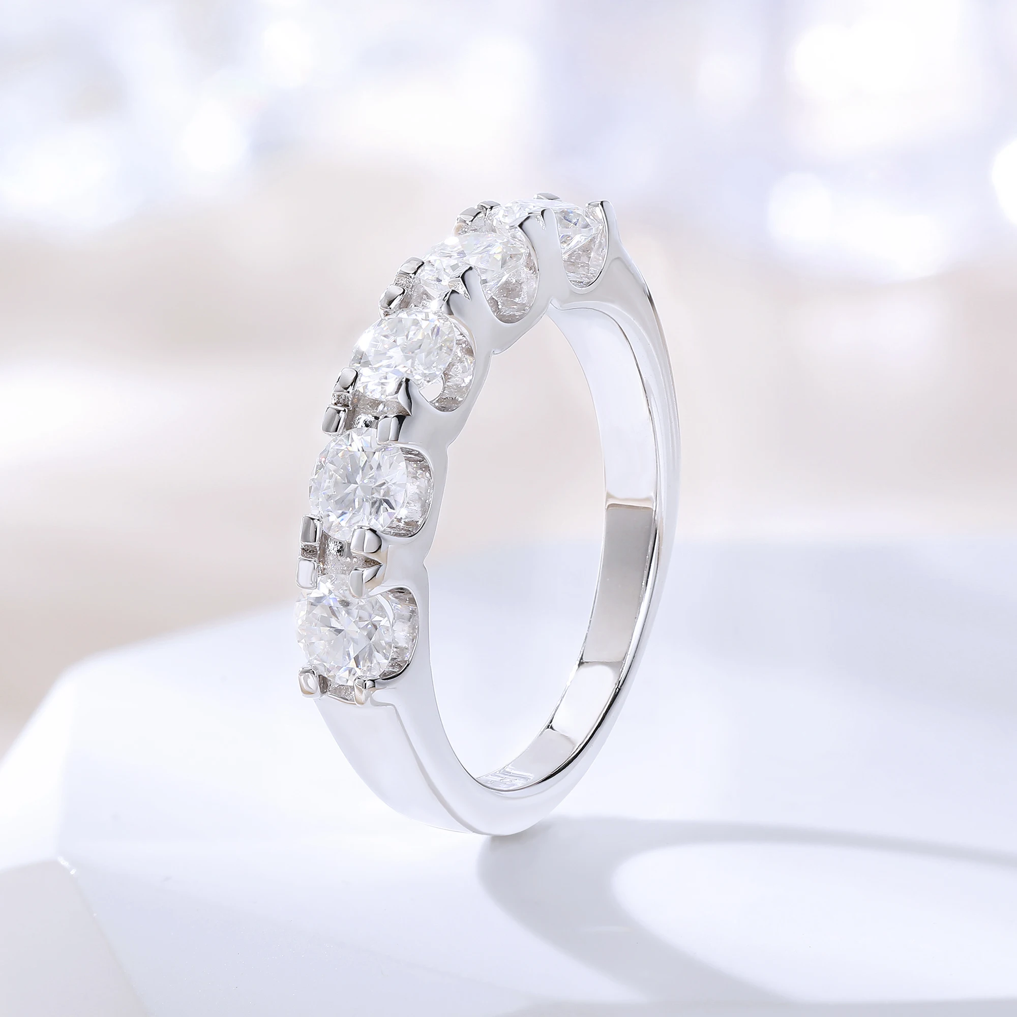 Classic S925 silver plated 18K white gold moissanite ring For Women Christmas gift
Classic S925 silver plated 18K white gold moissanite ring For Women Christmas gift