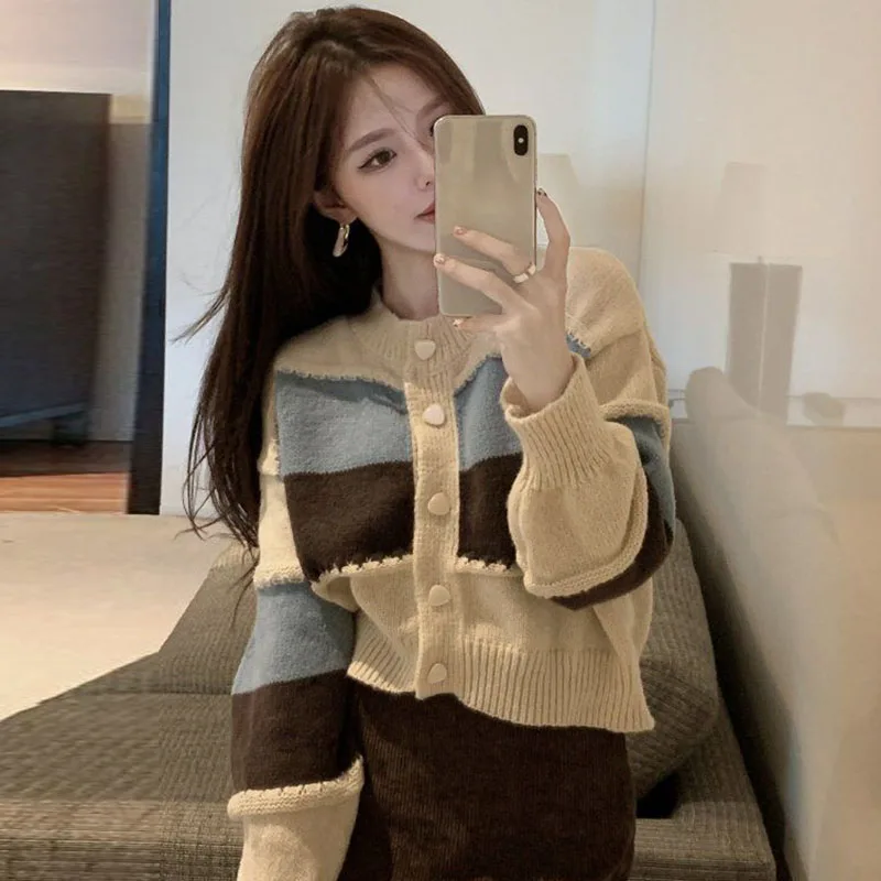 Collar Single Breasted Knit Cardigan Patchwork O-Neck Preppy Style Cardigan Sweater 2023 New Autumn Winter Fashion Women Sweater
Collar Single Breasted Knit Cardigan Patchwork O-Neck Preppy Style Cardigan Sweater 2023 New Autumn Winter Fashion Women Sweater