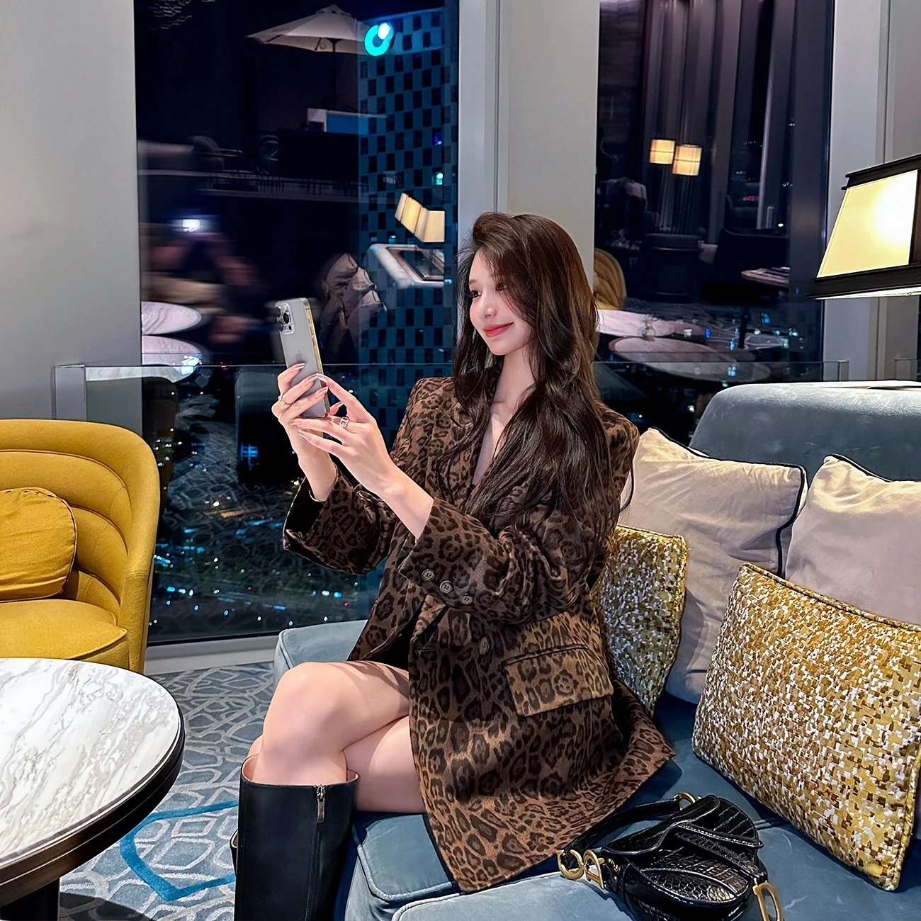 Женский замшевый пиджак с леопардовым принтом, повседневный свободный крой, весна-осень, новая корейская версия, универсальный, высокое качество, полиэстер
Женский замшевый пиджак с леопардовым принтом, повседневный свободный крой, весна-осень, новая корейская версия, универсальный, высокое качество, полиэстер