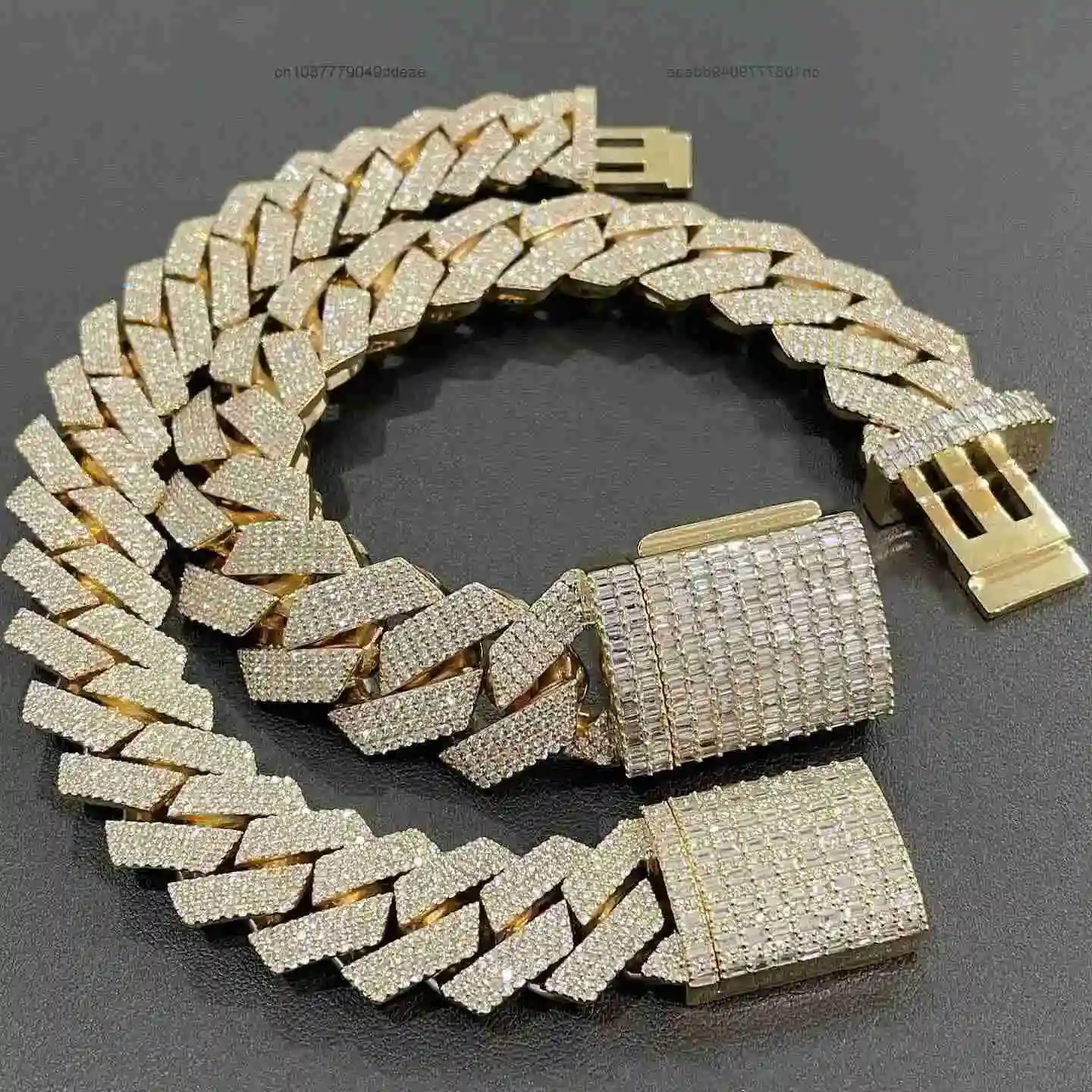 Cuban Chain Gioielli rapper hip hop collegamento cubano VS Moissanites 4 righe bracciale a catena cubana Moissanite
Cuban Chain Gioielli rapper hip hop collegamento cubano VS Moissanites 4 righe bracciale a catena cubana Moissanite