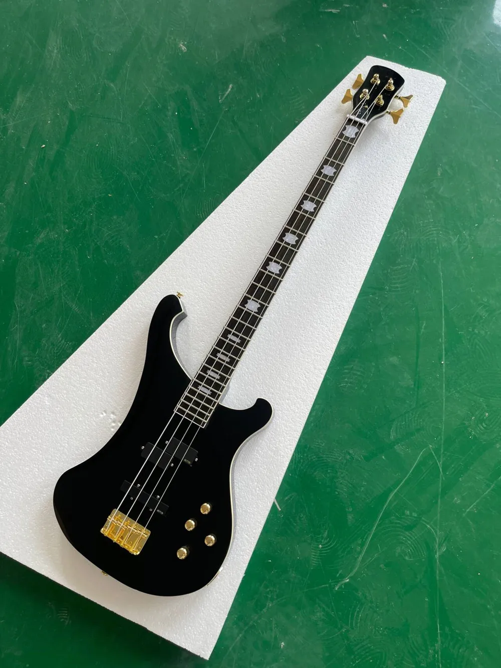 Black 4 Strings Electric Bass Guitar with Rosewood Fingerboard,Gold Hardware,Provide customized service
Black 4 Strings Electric Bass Guitar with Rosewood Fingerboard,Gold Hardware,Provide customized service
